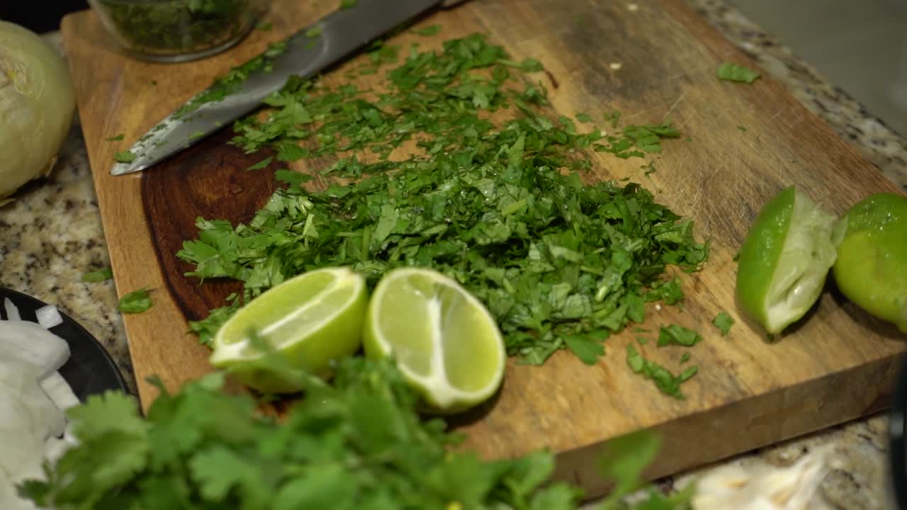 cortando cilantro y lima en cámara lenta
