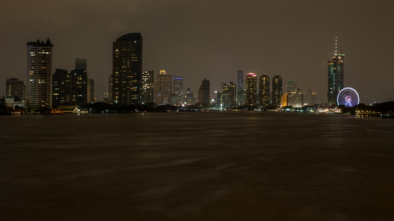 Kraftig regn og lyn under monsunen ved elven Chao Phraya med Bangkoks bysilhuett.