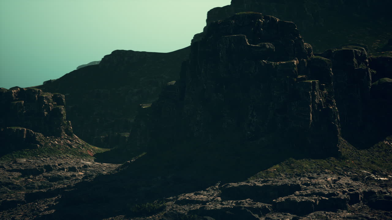 바위 절벽 이 있는 산맥 의 경치 가 아름답다