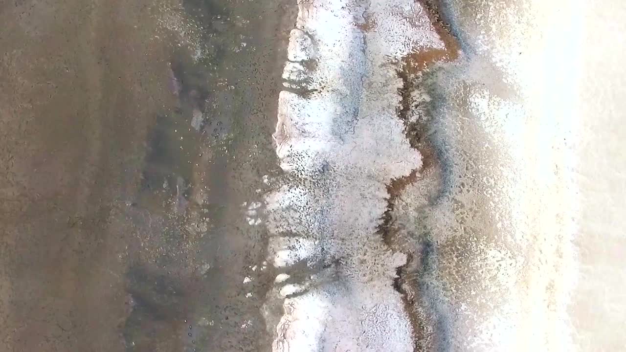 toma superior de un dron de un lago salado tomada con un dron