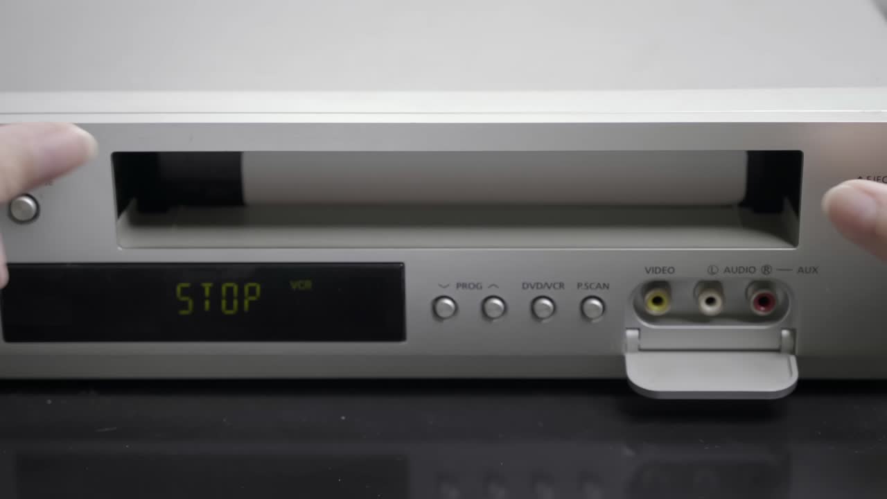 vhs 비디오 카세트는 비디오를 보기 위해 vcr에 넣습니다. 비디오 테이프의 클로즈업입니다.