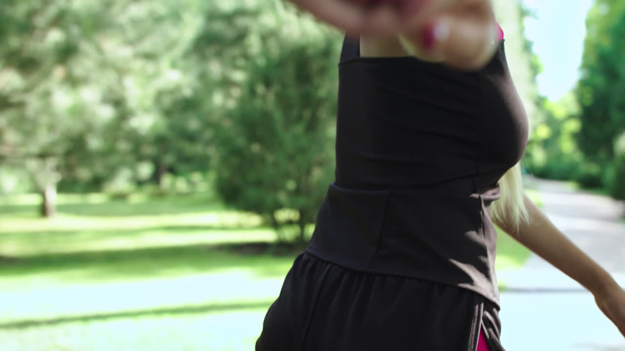 파크에서 피트니스 트레이닝을 하는 남자친구를 이끌고 있는 즐거운 소녀