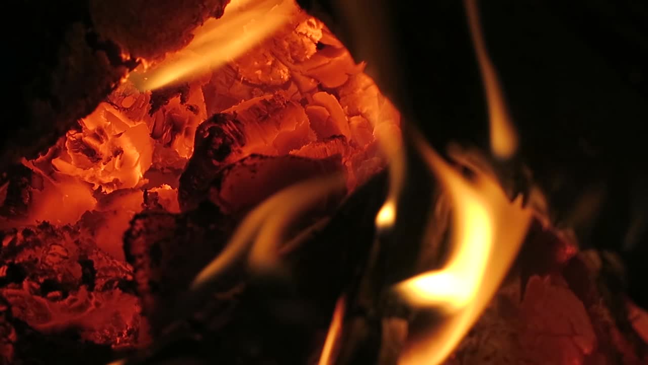 fuego en una chimenea y la madera se quema lentamente