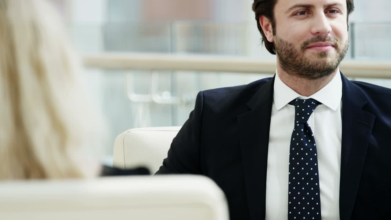 Riunione di un team di dirigenti d'azienda multietnico, uomini e donne