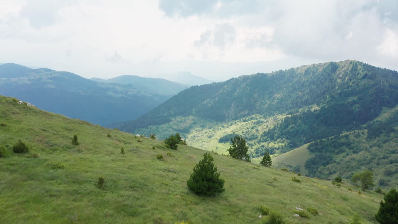Stupefacente mattina nebbiosa sul Monte Jadovnik, Serbia.