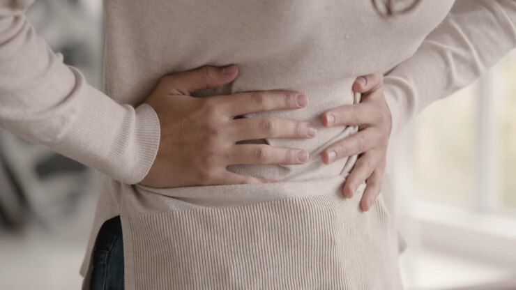 nærbillede af en ukendelig lider kvinde med mavesmerter