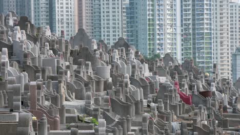 Blick-Auf-Hunderte-Von-Grabsteinen-Auf-Einem-überfüllten-Friedhof,-Während-Im-Hintergrund-Wohngebäude-Zu-Sehen-Sind