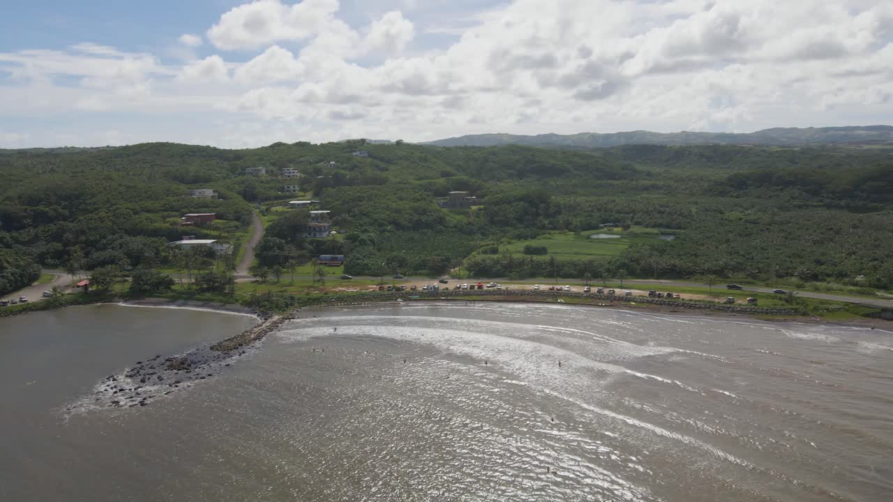 воздушный дрон панорамирует над заливом талофофо на гуаме