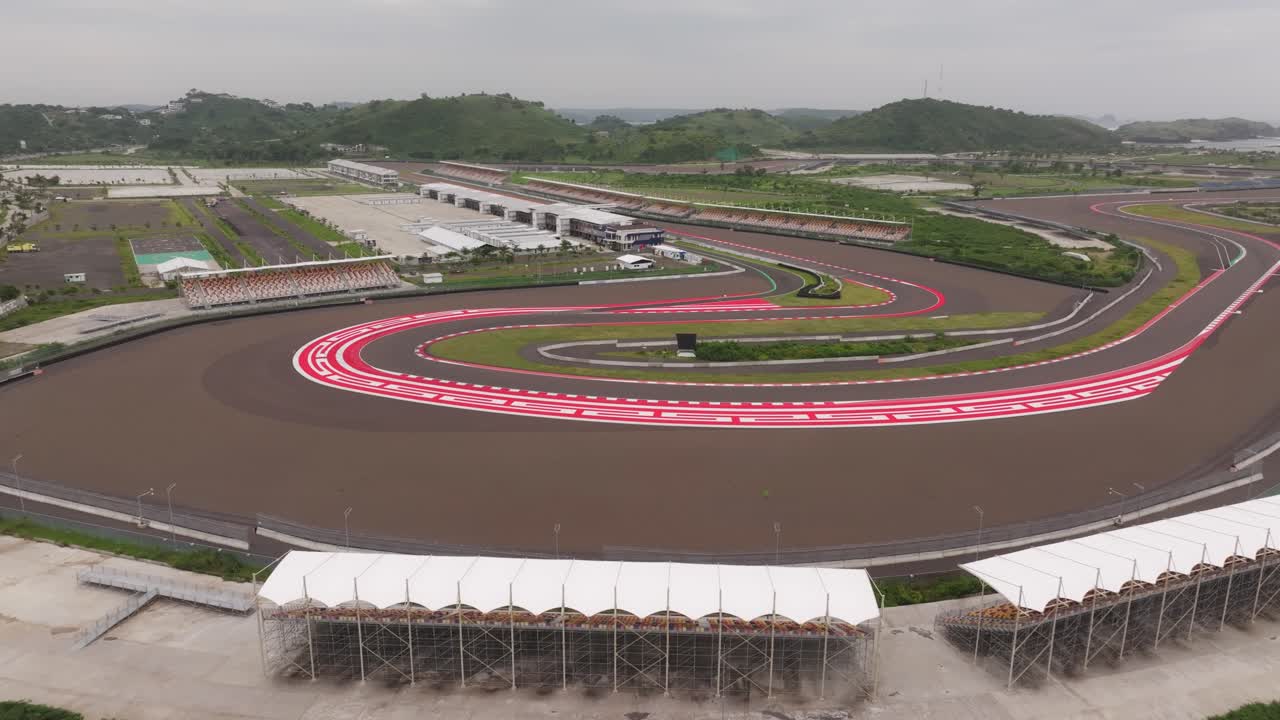 Inquadratura panoramica del circuito di Mandalika alla luce del mattino, Lombok, Indonesia