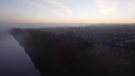 Niebla-Densa-De-Otoño-Brumoso-Sobre-El-Canal-De-Barcos-De-Manchester-Vista-Aérea-A-Través-Del-Paisaje-De-Las-Casas