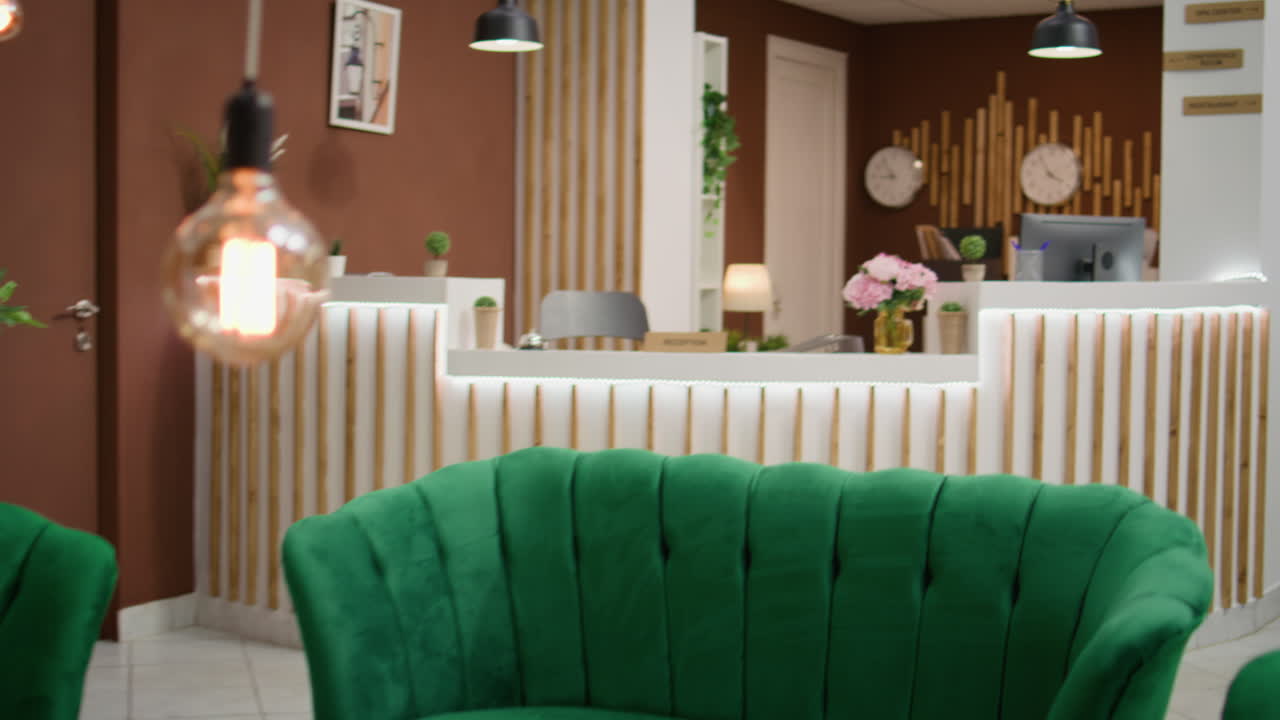 Lounge con divano di lusso in albergo