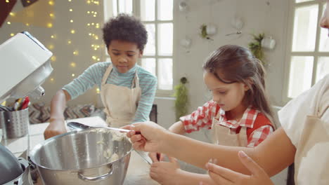Kinder-Geben-Im-Kulinarischen-Meisterkurs-Mehl-In-Die-Rührschüssel