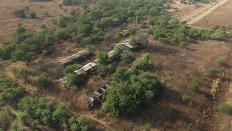 Imágenes-Aéreas-De-Drones-De-Desolados-Edificios-Agrícolas-Abandonados