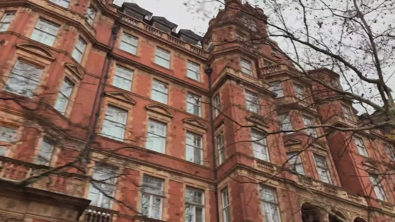 런던의 무작위 건물에서 시계를 타고 운전