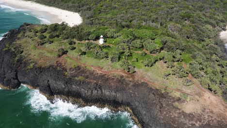 pista de senderismo popular en un promontorio costero con un faro histórico punto de interés