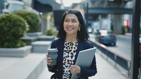 mujer de negocios caminando por la ciudad.