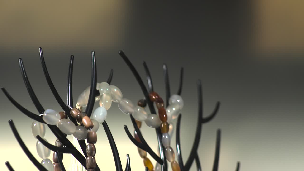 로자리 플라스틱 회전 테이블 나무에 색과 빨간색 보석 종교 비디오를 위해 검은색