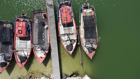 Luftaufnahme-Mit-Direktem-Blick-Nach-Unten-Und-Nach-Rechts-Gleitender-Kamera,-Die-Kleine-Hölzerne-Fischerboote-In-Einem-Hafen-In-Mexiko-Zeigt
