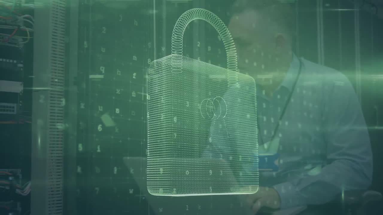 animación de texto de ataque cibernético y candado sobre técnico informático caucásico con computadora portátil
