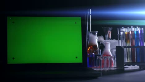 portátil con una pantalla verde en el laboratorio