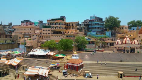 Luftaufnahme-Des-Flusses-Ganga-Und-Der-Ghats-In-Varanasi,-Indien