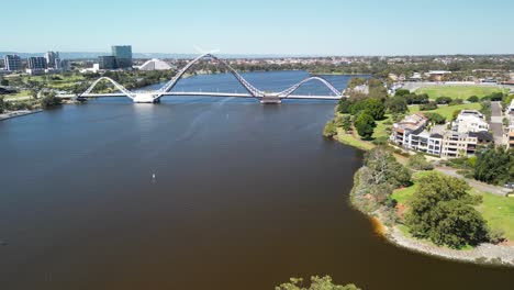 Vista-Panorámica-Aérea-De-Perth-Mardalup-Con-El-Puente-Matagarup-Y-El-Estadio-Optus,-Luz-Del-Día