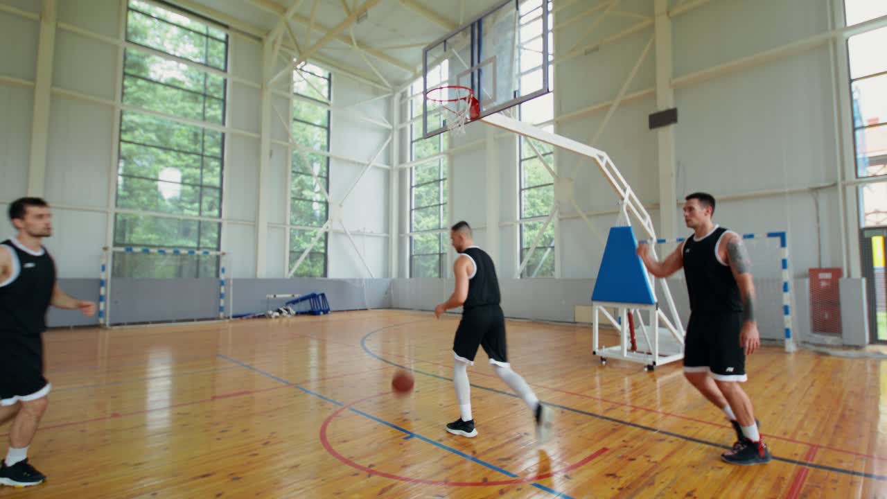 Pertandingan bola basket di lapangan dalam ruangan
