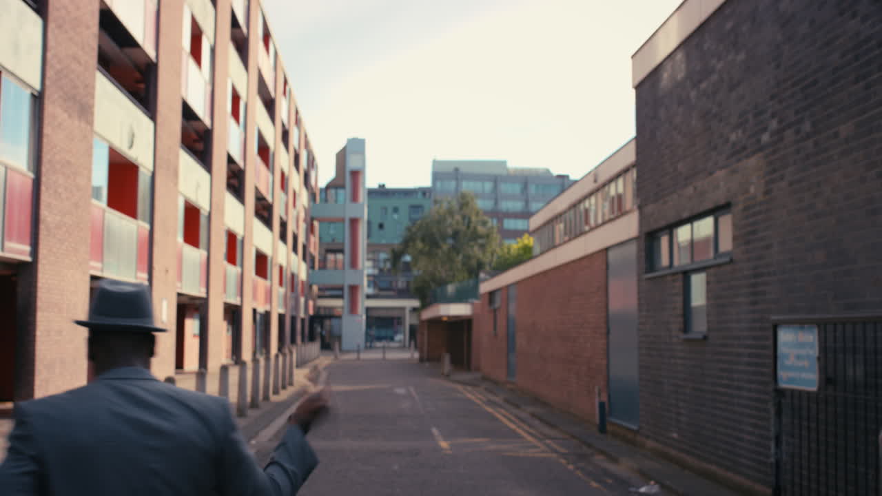 afroamericano contemporáneo funky hombre bailarín de calle bailando freestyle en la ciudad
