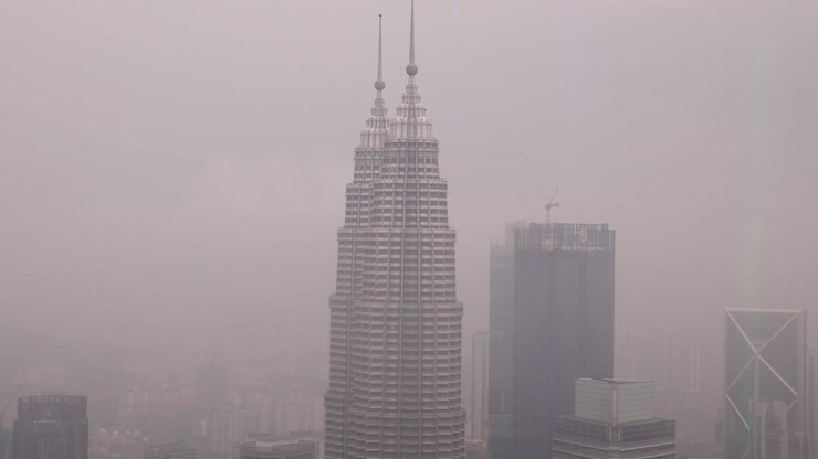 Vista delle Torri Gemelle Petronas, gli edifici gemelli più alti del mondo, nello skyline di Kuala Lumpur, Malesia.