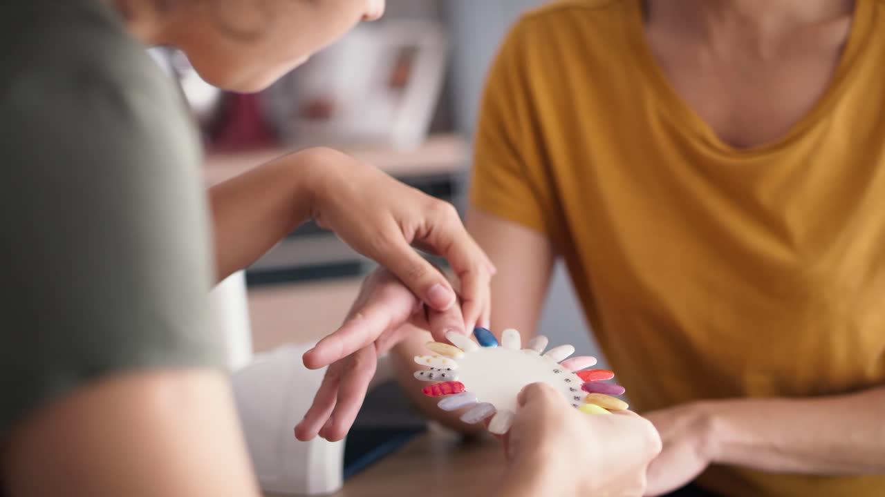 vídeo en primer plano de mujeres eligiendo el color de las uñas