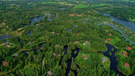 Vista-Aérea-Del-Pintoresco-Condominio-Frente-Al-Lago-Con-Un-Entorno-Exuberante,-Pueblo-De-Humedales