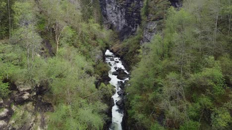 Luftflug-In-Der-Bordalsgjelet-schlucht-In-Voss-Norwegen---Fliegen-über-Dem-Fluss-In-Einer-Beliebten-Touristenattraktion