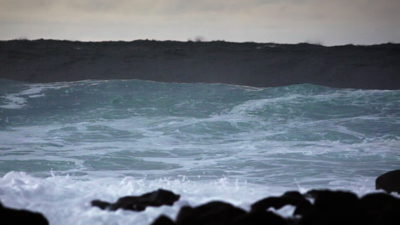 거대한 파도가 밀려와 바위가 많은 해안선에 부딪친다 1