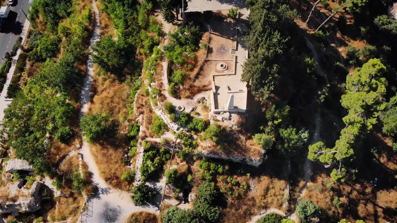 Veduta aerea di antiche rovine archeologiche e paesaggio circostante