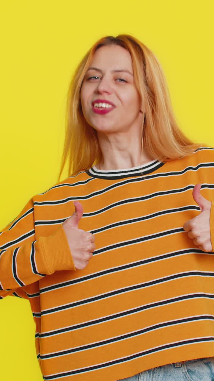 la mujer caucásica levanta el pulgar, está de acuerdo, da una respuesta positiva, recomienda el anuncio, le gusta, buena idea.