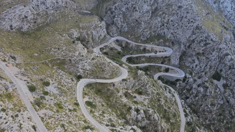 Aufschlussreicher-Schuss-Der-Haarnadelkurven-Und-Der-Bergstraße-In-Sa-Calobra,-Mallorca,-Spanien