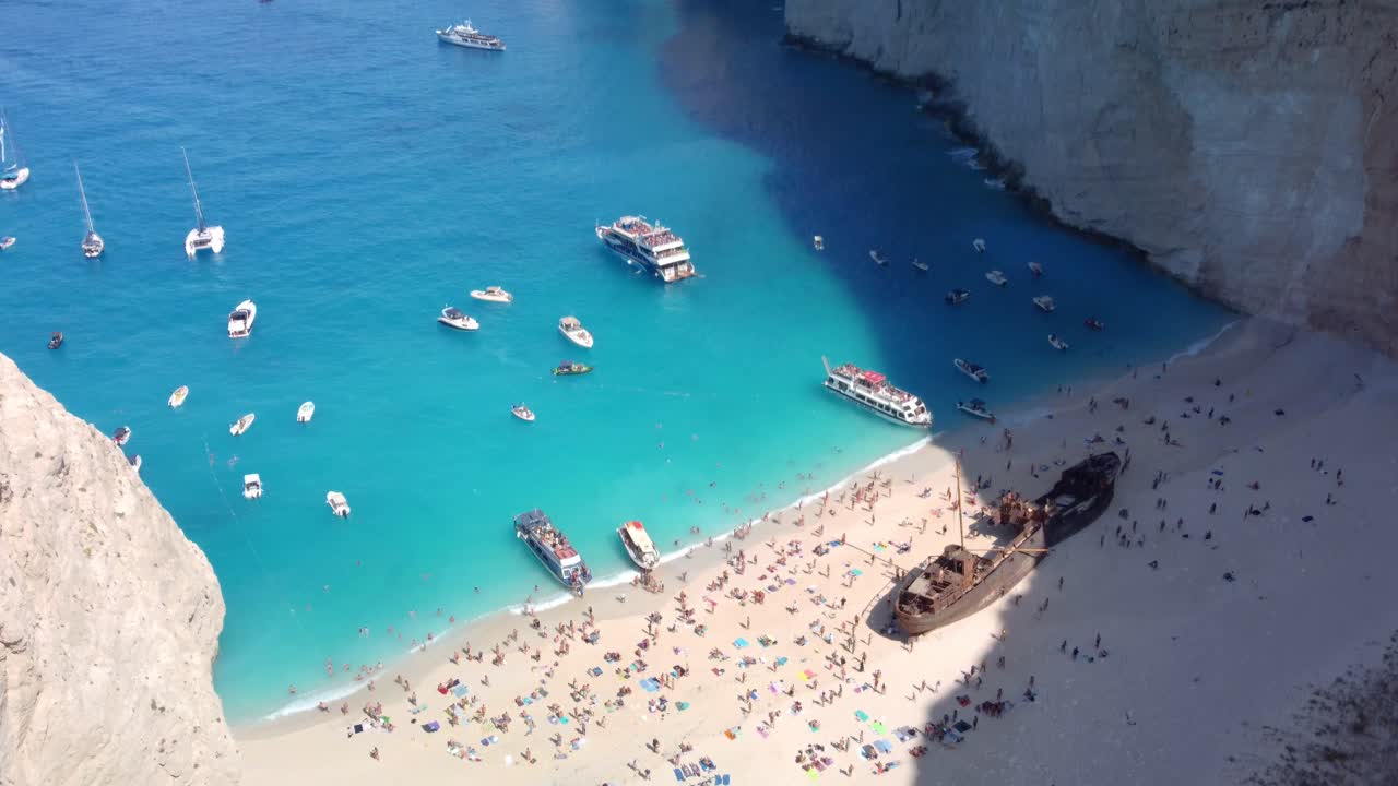 bahía de navagio y playa de naufragios en verano.