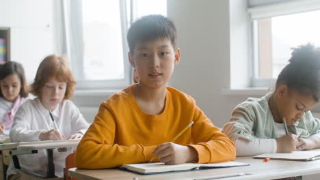 Asiatischer-Student,-Der-In-Die-Kamera-Schaut.