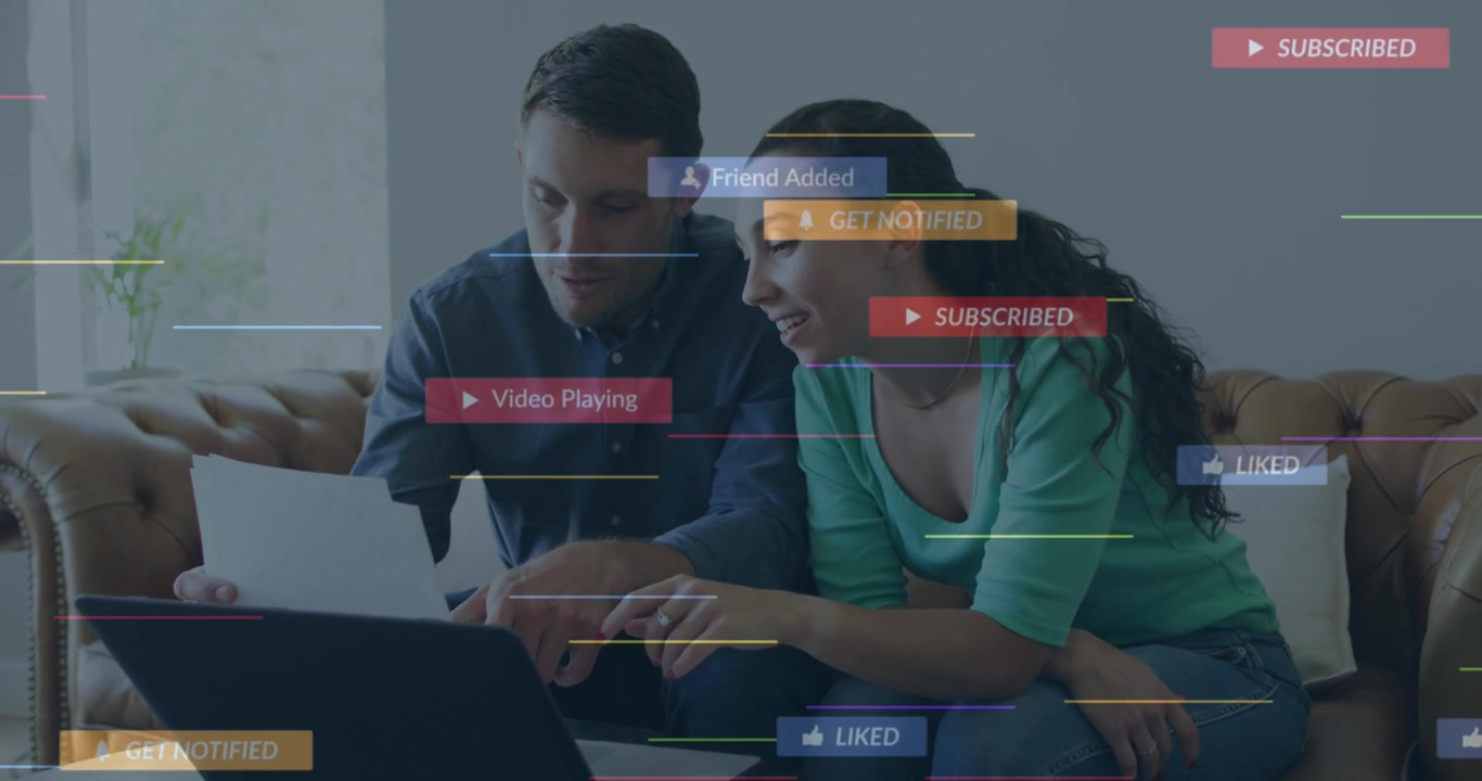 Animazione di icone di social media su una coppia caucasica che calcola le finanze e usa il laptop a casa