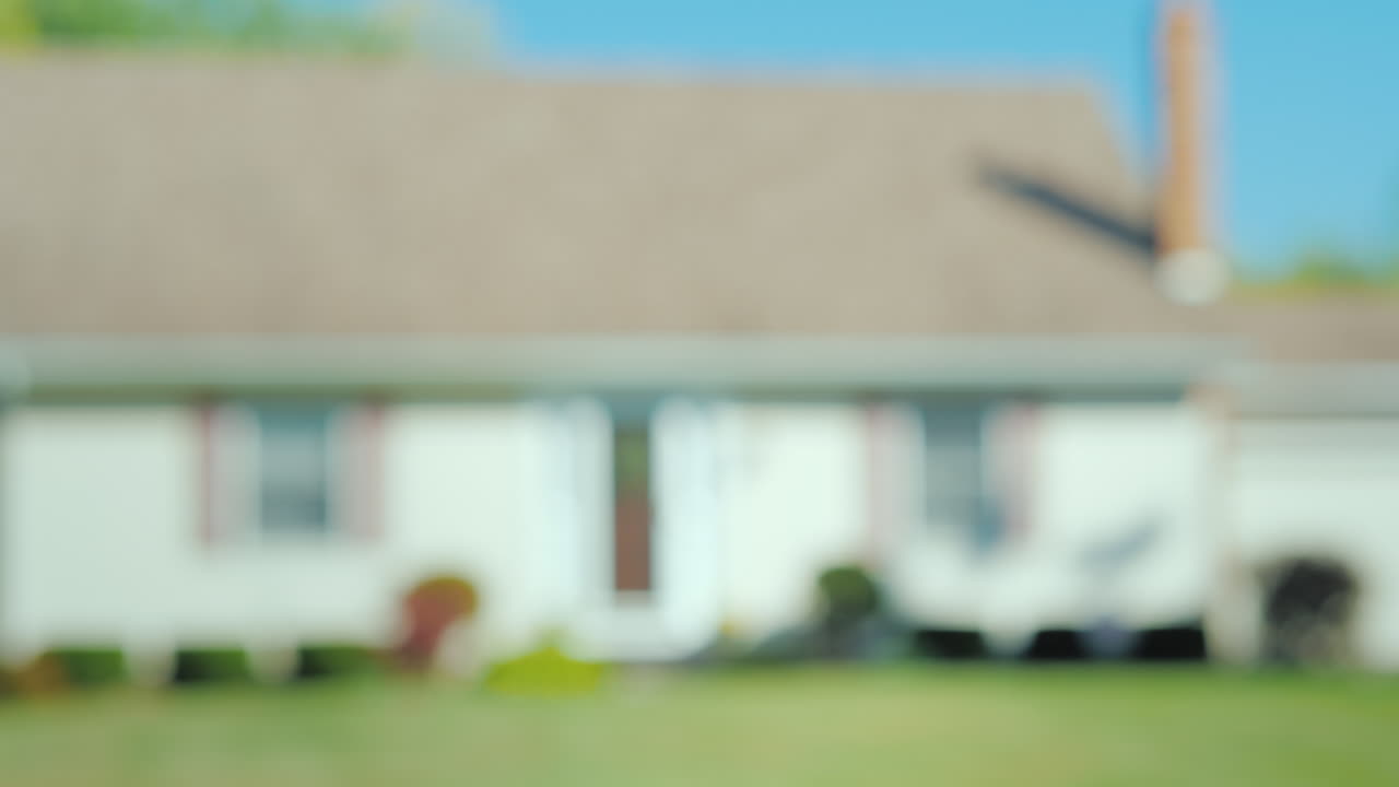 una pareja joven tomándose de la mano en el contexto de su nueva casa comprando un concepto inmobiliario a dre