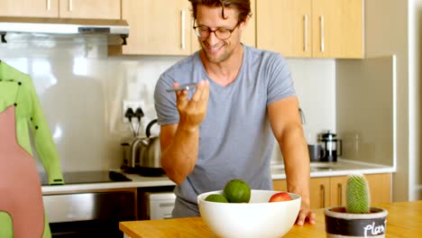 hombre usando teléfono móvil en la cocina 4k