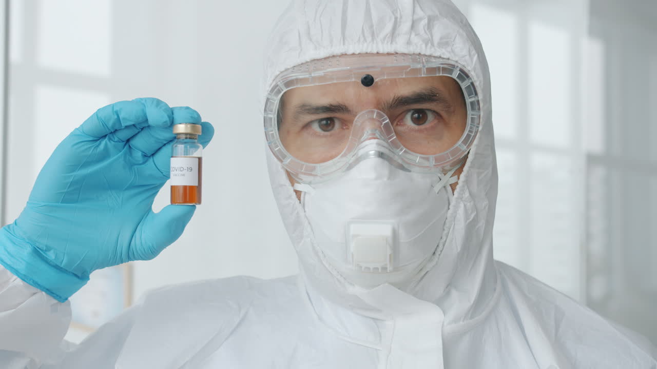 Científico sosteniendo un vial de vacuna contra el COVID-19