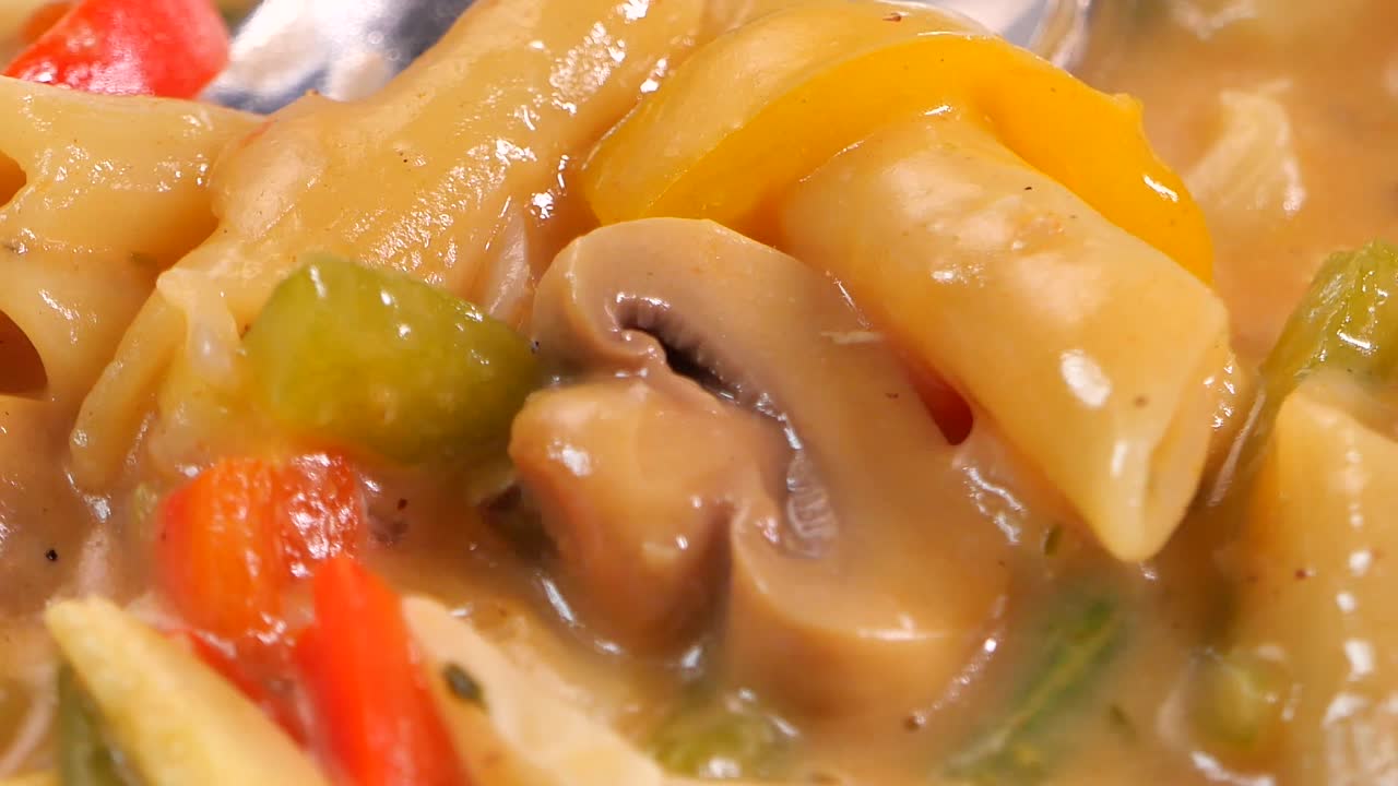 채소와 함께 크림 크림과 버섯 파스타