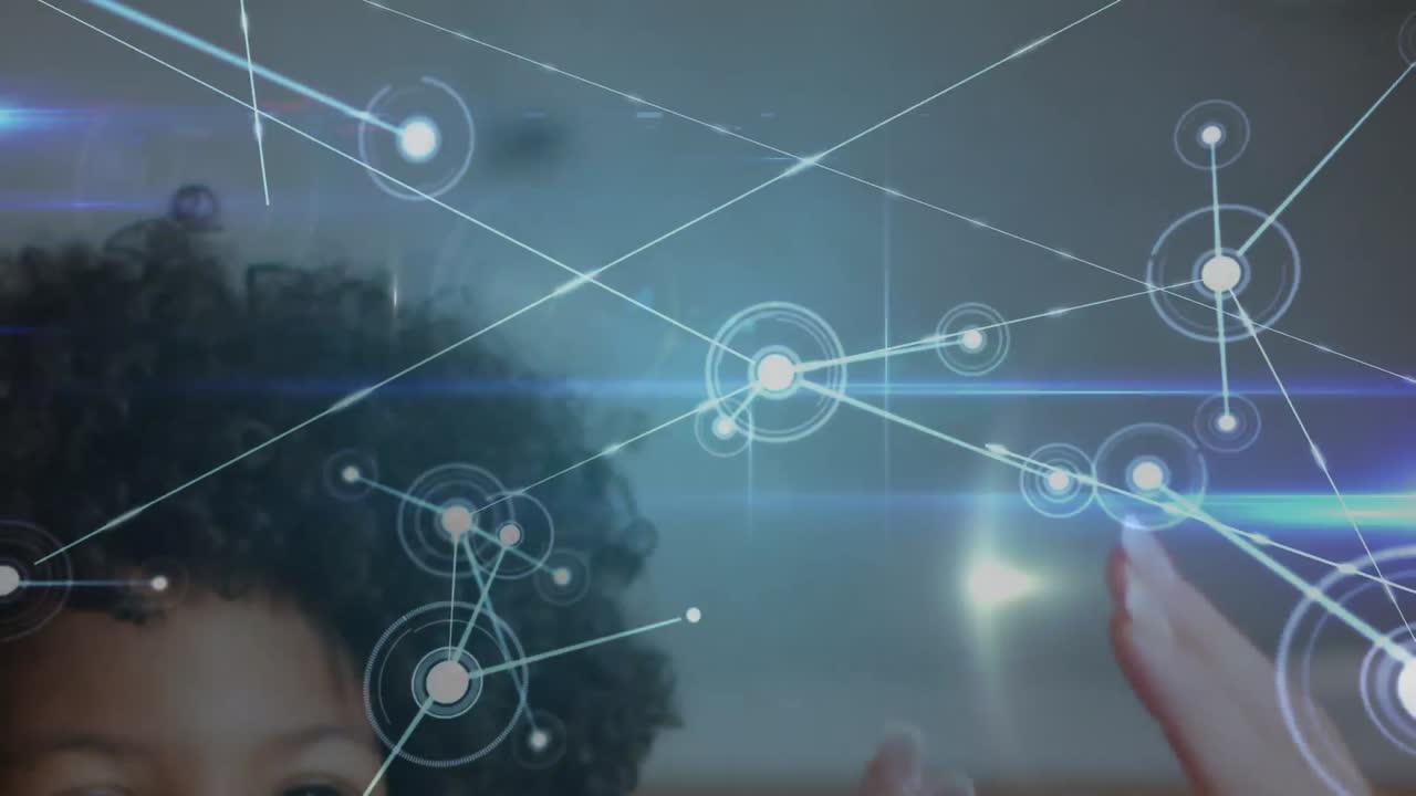 animación de la red de conexiones y senderos de luz sobre diversos escolares y maestros