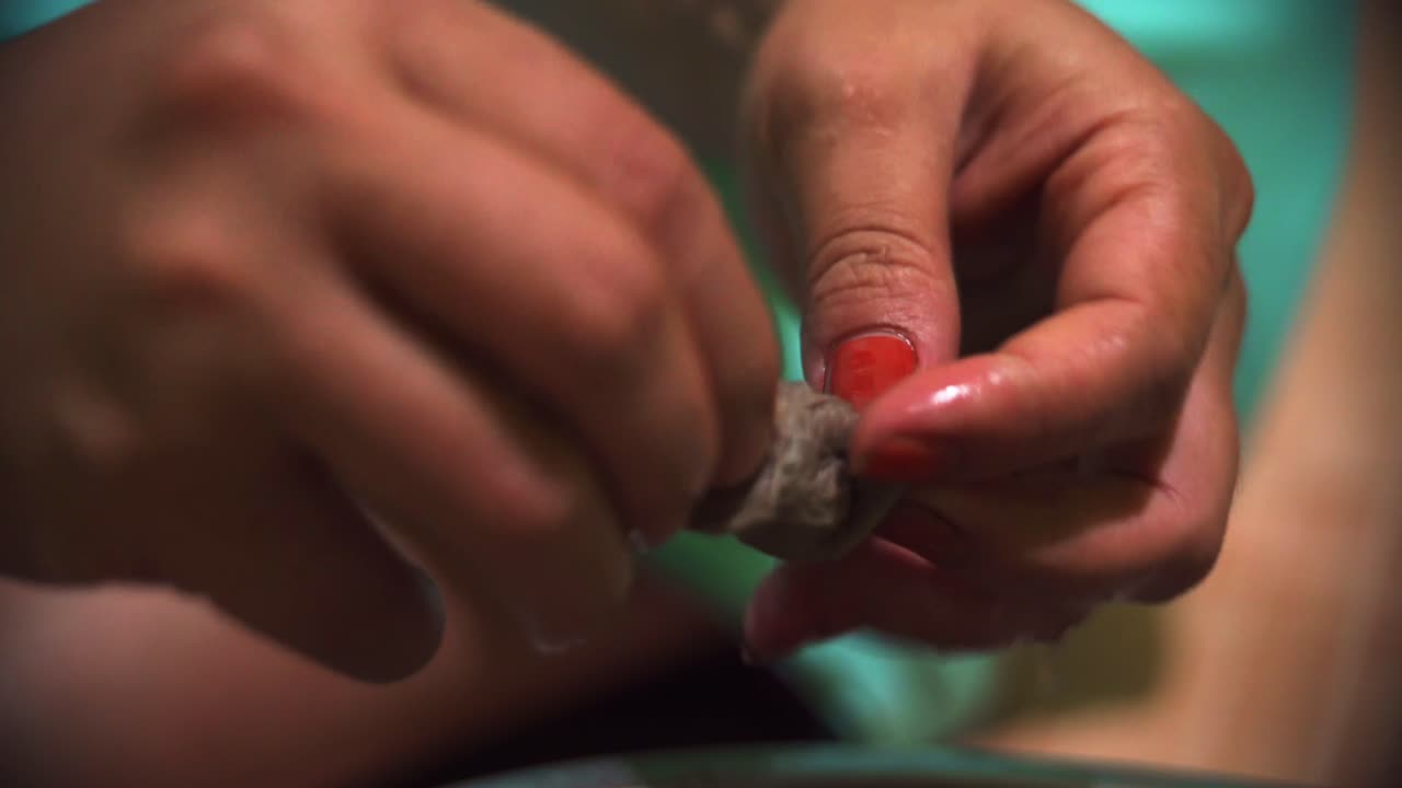 인도 요리사 의 손 이 전통적 인 아시아 음식 을 준비 하는 면화 실크 벌레 를 다루고 있다