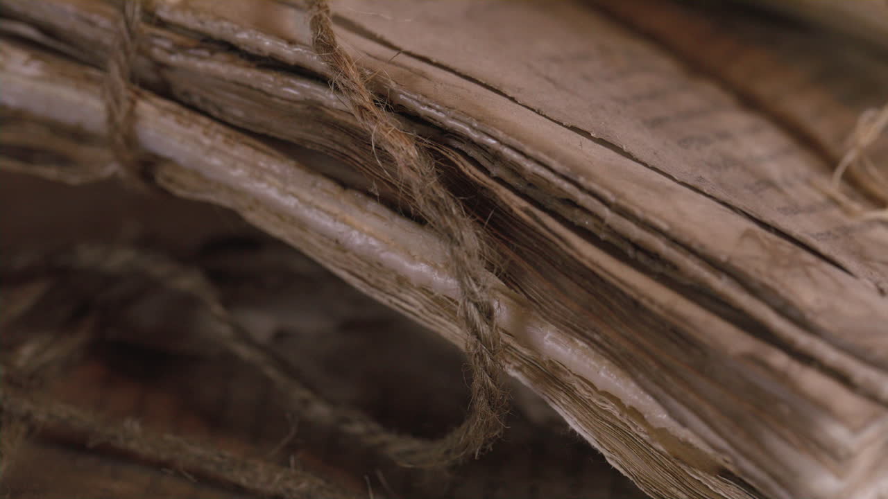 los eruditos antiguos estudian textos religiosos en rollos y documentos desgastados - historia y fe