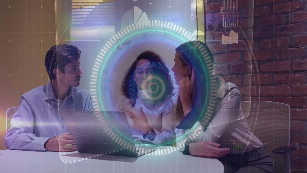 el video muestra a un grupo de hombres y mujeres de negocios trabajando juntos en una oficina moderna.