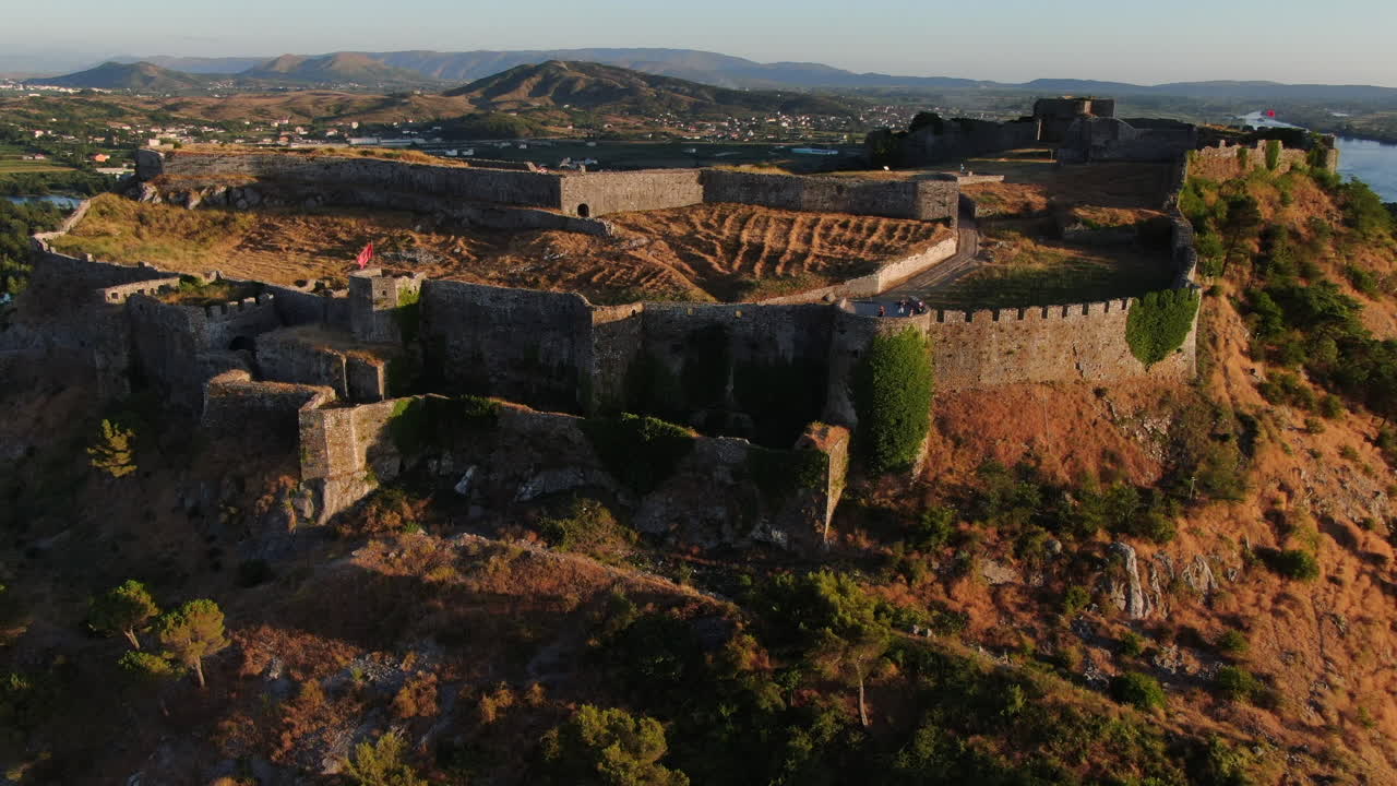 toma aérea cinematográfica al atardecer del castillo shkoder de rozafa