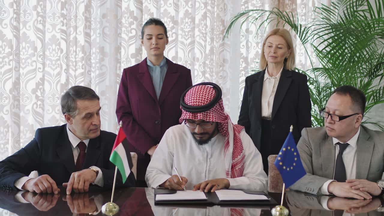 다양한 투자자들이 협상 테이블에서 계약서에 서명합니다.