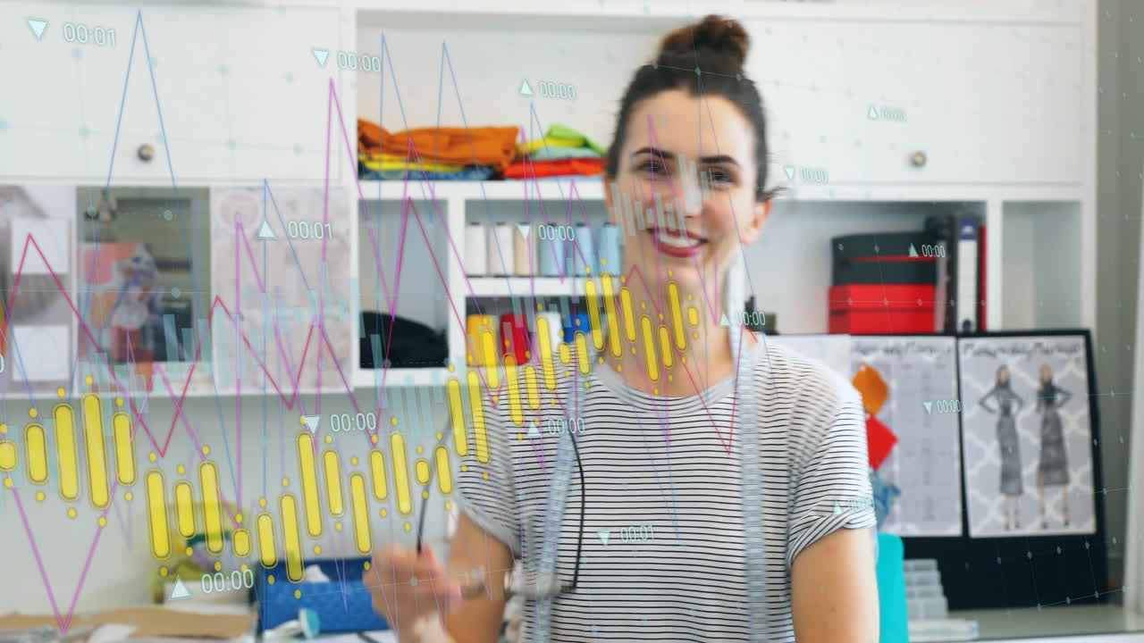 animación de datos de procesamiento de gráficos sobre diseñadora de moda caucásica feliz en el estudio